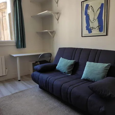 Low-budget Near Champs-elysees Париж