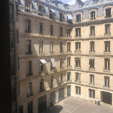 Low-budget Near Champs-elysees * Париж